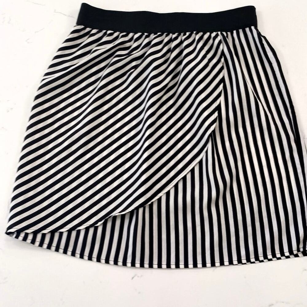 Y2K Bee Stitched mini skirt sz Medium silky wrap style striped black/ white